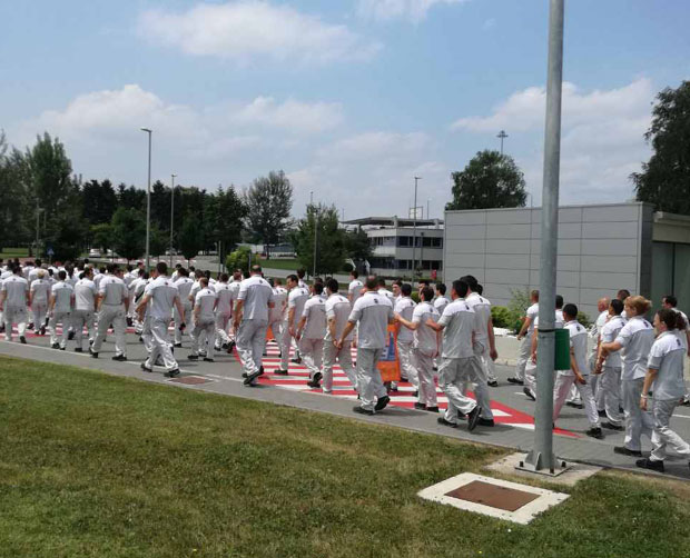 Протест радника у крагујевачкој фабрици:  Плате или Фијат стаје